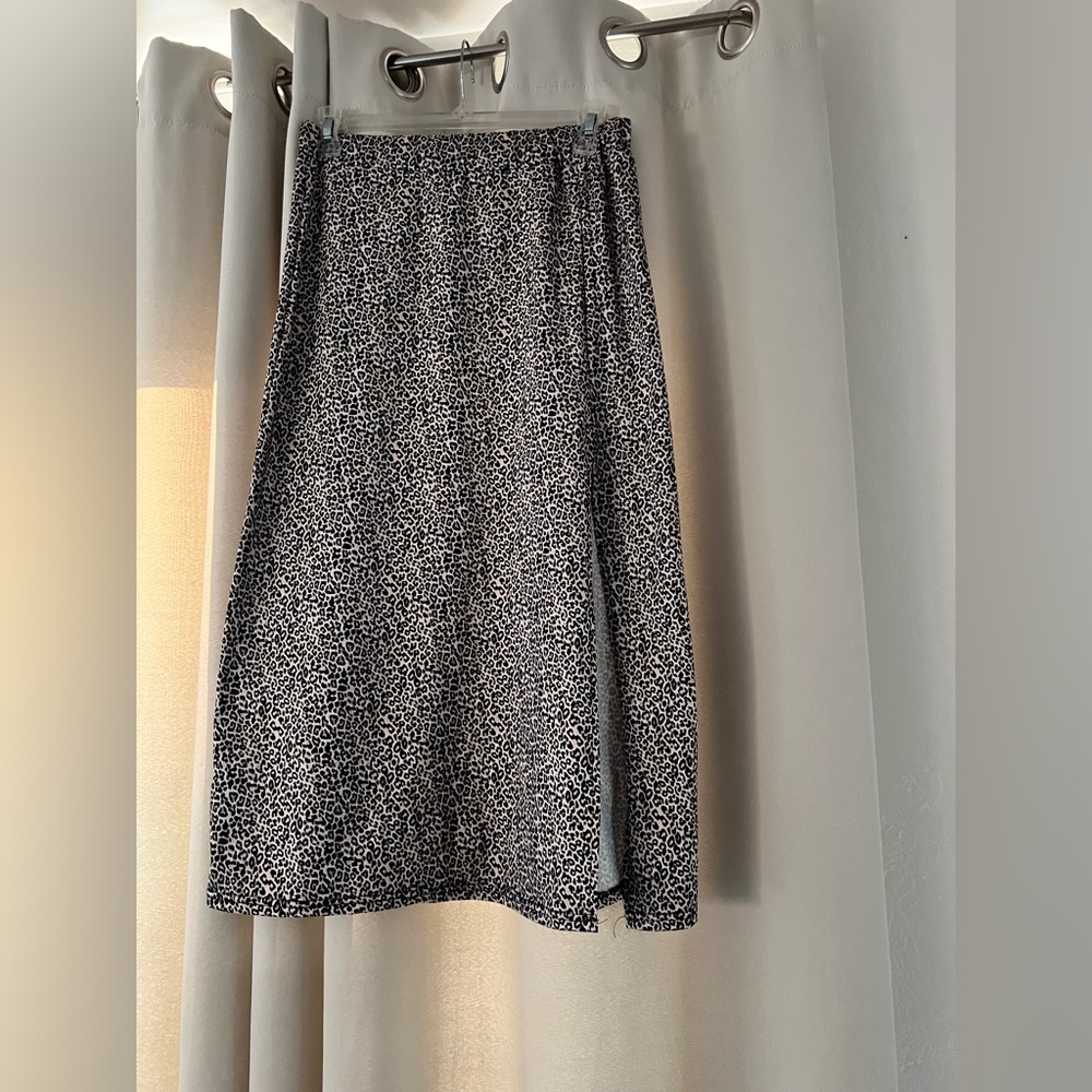 Leopard print mid length skirt with slit